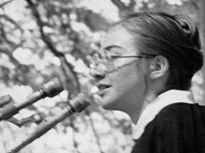 Hillary Clinton at 1969 Wellesley commencement